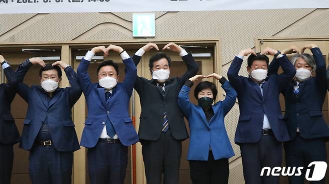 이낙연 더불어민주당 대표가 9일 부산항 국제전시컨벤션센터 컨퍼런스홀에서 '가덕신공항-신복지 부산포럼' 발대식을 갖고 있다. 사진 왼쪽부터 설훈·최인호·이낙연·전혜숙·박재호 의원.2021.5.9/뉴스1 노경민 기자©