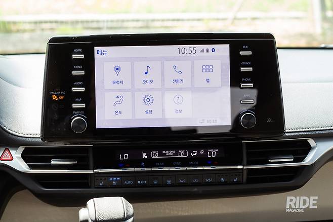센터스크린은 반응 속도가 좋고, 안드로이드 오토와 애플 카플레이가 내장되어 있어 취향에 맞춰 사용할 수 있다.