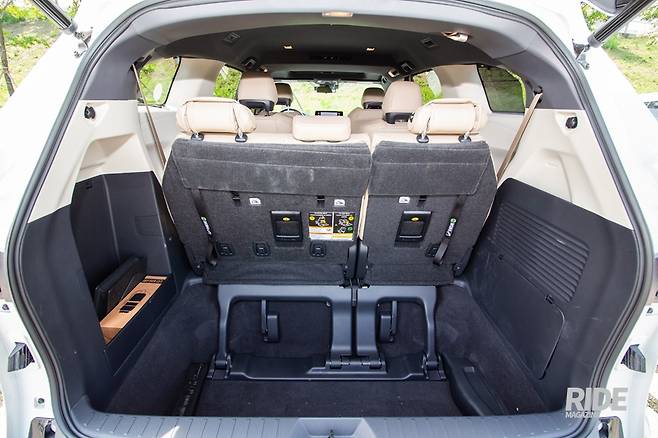 트렁크 바닥면이 아래로 파여 있어 많은 물품을 수납할 수 있다.