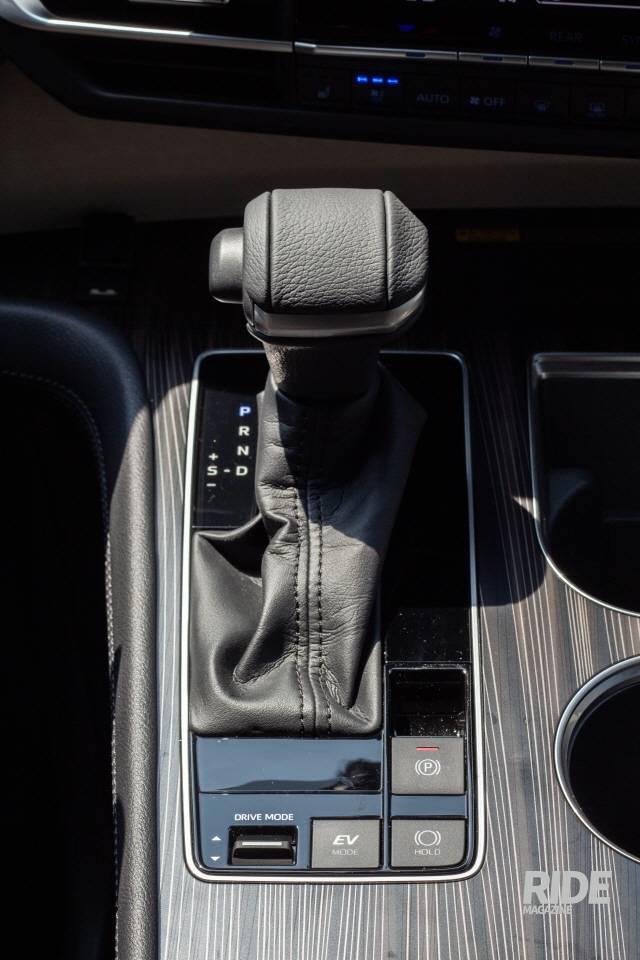 중저속에서는 효율을 높이기 위해 전기모터를 중심으로 운행한다. 전기모터 비중을 높이고 싶다면 기어 레버 아래 버튼으로 EV모드를 활성화시키면 된다.