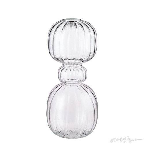 시험관 제조에 쓰이는 붕규산 유리를 사용해 맑고 깨끗한 느낌을 최대한 살린 볼륨감 있는 화병. 130×270×130mm 13만9천원 볼리아by에이치픽스.