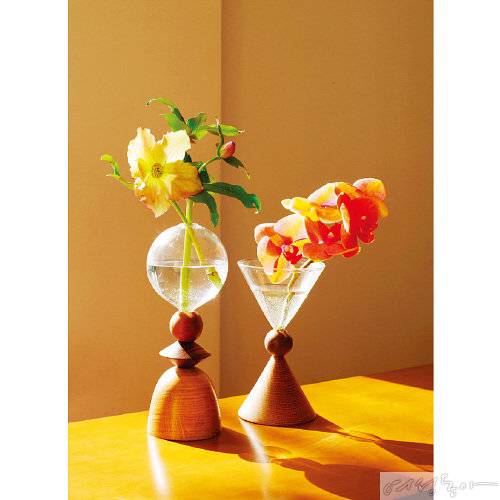 토피어리에서 영감을 받아 제작한 화병. 유리와 나무가 분리되는 모듈형 제품으로 햇빛에 장시간 노출되면 자연 태닝되어 컬러가 깊어진다. 세모 화병 95×180×95mm 8만8천원, 원형 화병 85×220×85mm 12만3천원 모두 스타일지음.