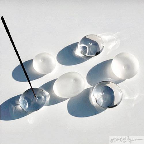 문진 혹은 인센스 홀더. 2가지 기능으로 사용할 수 있는 조약돌 모양의 홀더.50×40×20mm 3만원(개당) 클리어무드by챕터원.