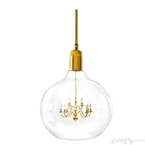 심플한 에디슨 전구 안에 미니어처 크기의 황동 샹들리에가 들어간 조명. 유리 셰이드는 직접 손에 잡고 불어 만들어 저마다 고유의 형태를 지니고 있다. 280×320×280mm 가격미정 런빠뉴.