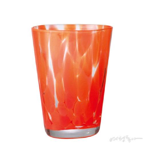 붉은색 반점의 불규칙한 패턴이 유니크한 유리컵. 85×115×85mm 3만5천원 펌리빙by에잇컬러스.