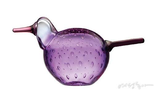 핀란드의 유리공예 대가 오이바 토이카의 ‘버드 바이 토이카’ 컬렉션. 매년 그해를 기념하기 위해 출시되는 애뉴얼 버드 중 ‘2021년 올해의 새 파일럿’으로 신비로운 보랏빛의 새를 표현했다. 217×115mm 72만원 이딸라.