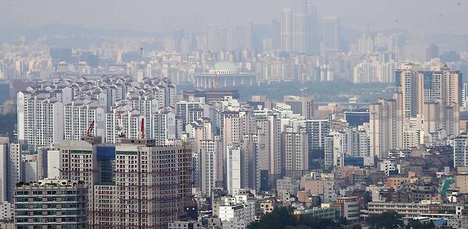 서울 아파트값이 상승 폭을 확대하며 확연한 'V자 반등'을 나타내고 있는 가운데 23일 오전 서울 남산에서 바라본 서울 시내 아파트 단지의 모습. /연합뉴스