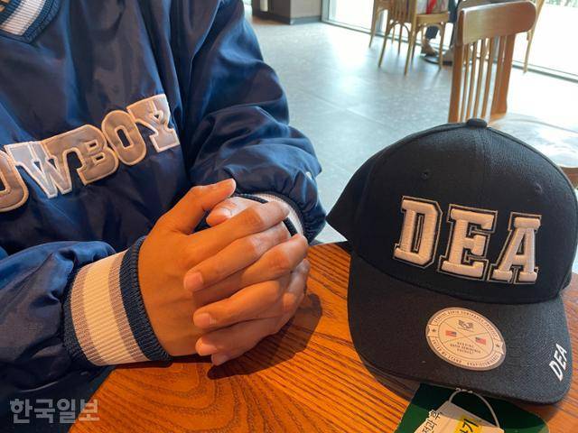 25일 본보와 만난 김정훈씨가 쓰고 있던 미국마약단속국(DEA)이 적힌 모자를 보여주고 있다. 김씨는 중독 치료를 해내겠다는 의지로 석 달 전 이 모자를 구매했다. 오지혜 기자