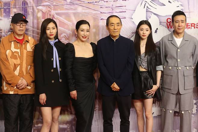 중국 영화계의 거장 장이머우가 1930년대 항일전쟁기 특수요원들의 첩보전을 그린 영화 '현애지상'으로 티켓판매액 10억위안을 돌파했다. 사진은 '현애지상' 배우들과 함께한 장이머우 감독(아랫사진 오른쪽에서 세 번째) [게티이미지]