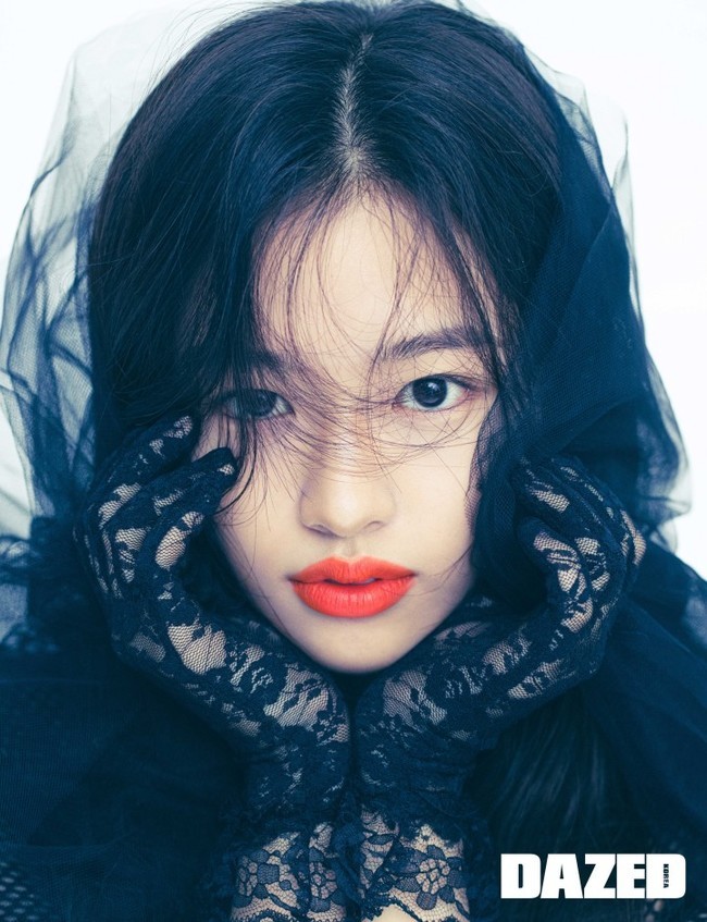 A picture of Ahn Yu-jin from IZ*ONE has been released.On May 26, fashion magazine Daysed released the first solo picture of Ahn Yu-jin, which is at the new starting point.In this picture, which was based on the concept of dreaming under the moonlight, Ahn Yu-jin showed a hopeful and lovely appearance.Ahn Yu-jin was reminiscent of a full bloom of flowers with a rich silhouette black tulle dress.Styling, which matches the roper in a white shirring dress, caught the attention of those who produced scenes that seemed to be a pajama party.In particular, Ahn Yu-jin is a back door that showed off his big height and perfect visuals, played various poses and facial expressions, but led the scene atmosphere with his unique energetic energy when the camera turned off.Ahn Yu-jin last month completed an online concert One the Story (ONE, THE STORY) last month and completed two and a half years of IZ*ONE activities.After the end of the activity, SBS popular song is leading and preparing for a new start.