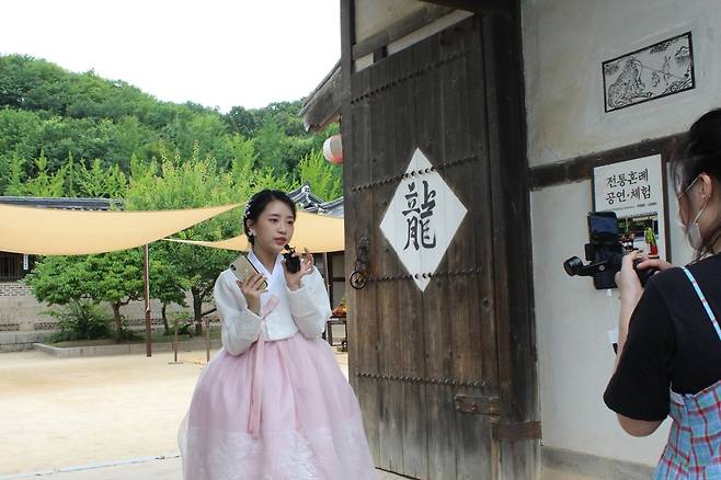 한국 소개하는 중국인 인플루언서 리리 [한국관광공사 베이징지사 제공. 재판매 및 DB 금지]