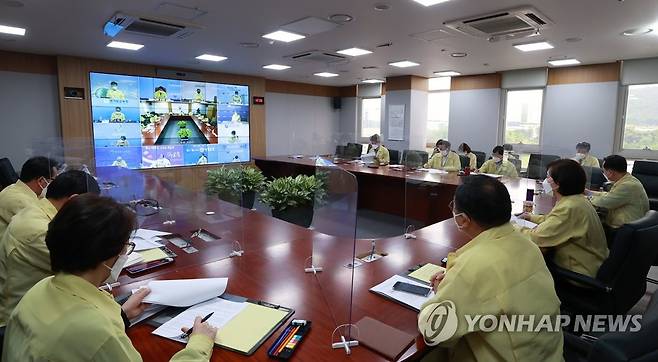 전국시도교육감과 영상회의 하는 유은혜 부총리 (서울=연합뉴스) 2021.5.26 [교육부 제공. 재판매 및 DB 금지] photo@yna.co.kr