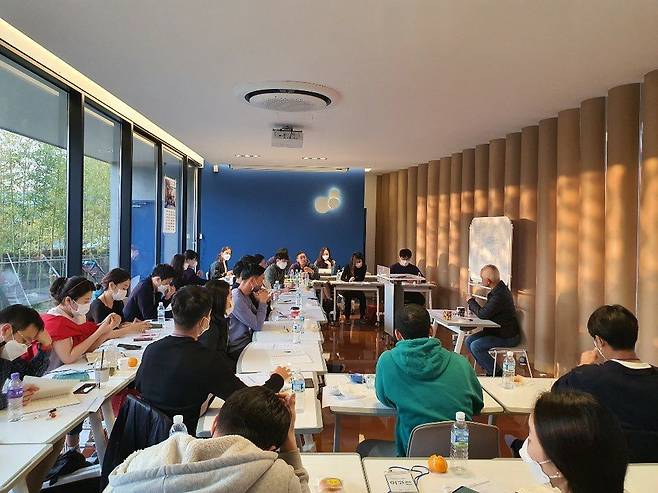 전남 함평에서 매주 토요일 오후에 열리는 '새말새몸짓 기본학교' 교육  모습/새말새몸짓