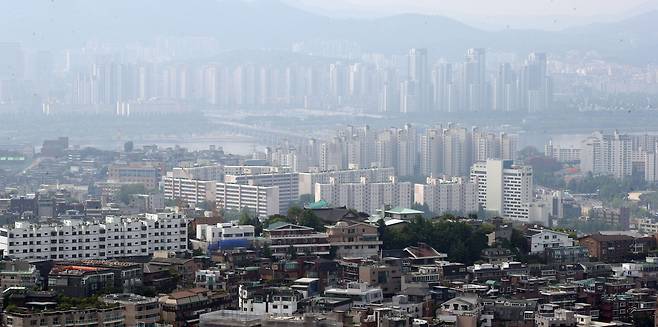 서울 아파트값이 상승 폭을 확대하며 확연한 'V자 반등'을 나타내고 있는 가운데 23일 오전 서울 남산에서 바라본 서울 시내 아파트 단지의 모습. 2021.5.23/연합뉴스