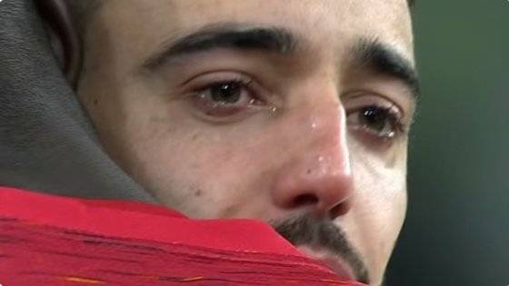 27일(한국시간) 유로파리그 결승전이 끝난 후 끝내 눈물을 보인 페르난데스. 사진=팬 트위터 캡처