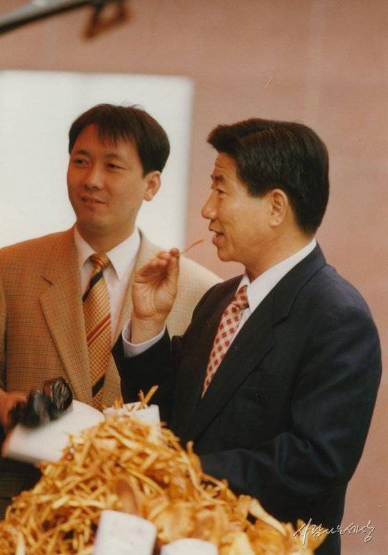 1996년 3월 노점에서 음식을 시식하며 상인의 이야기를 듣는 노무현 민주당 후보 노점에서 음식을 시식하며 상인의 이야기를 듣는 노무현 민주당 후보와 이광재 전 강원도지사 출처=노무현사료관