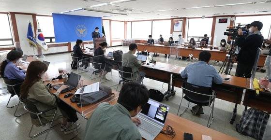 한강 대학생 사망사고 중간 수사결과 발표를 취재하는 기자들. 연합뉴스