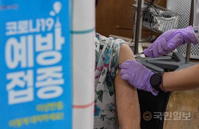 27일 서울 양천구 목동힘찬병원에서 65세 이상 74세 이하 시민들이 AZ백신을 접종받고 있다.