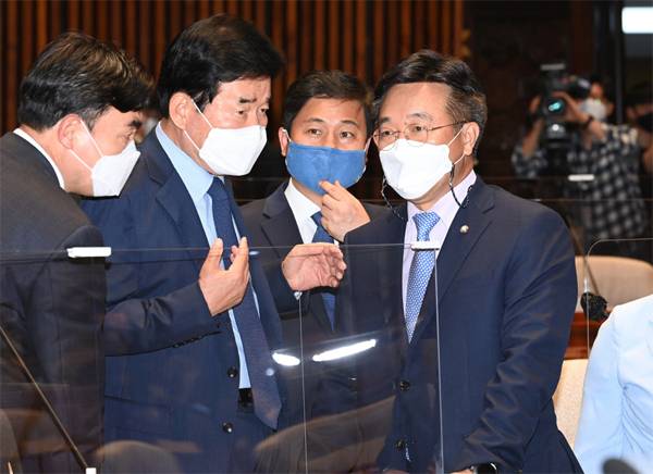 윤호중 더불어민주당 원내대표(맨 오른쪽)와 김진표 민주당 부동산특위 위원장(왼쪽 둘째)이 27일 국회에서 열린 부동산 관련 정책의원총회에서 논의하고 있다. [이승환 기자]