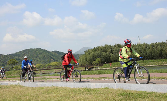 울산 북구에 있는 태화강에서 자전거 타는 시민들(울산시청 제공)