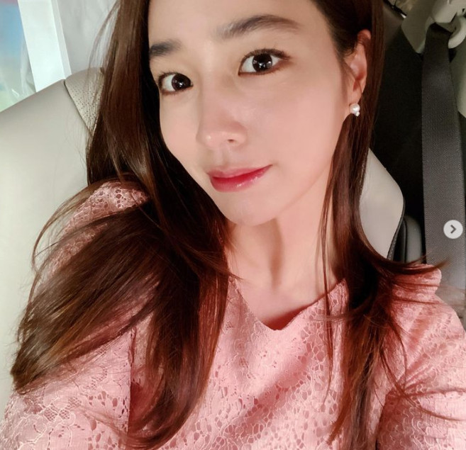 Actor Lee Min-jung has released Selfie for a long time.Lee Min-jung posted several photos on his Instagram on May 26 with an article entitled Now I see that I am so full of Sweet and sour pork pictures that I upload a selfie I took before and send down a food photo.Lee Min-jung in the photo is wearing a pink lace dress and leaving a selfie in the car.In the comfortable selfie photo, Lee Min-jungs shining skin and sculpture-like features shine.The beautiful visuals, which seemed to be a spring fairy, were followed by praise.The netizens left comments such as I bubbled my sisters face, I am so beautiful, and This is brighter than my future.Meanwhile, Lee Min-jung married Actor Lee Byung-hun in 2013 and has a son, Junhu, in his family.The two men have been married for more than a year since they started their public devotion in 2012, and the first meeting of these couples was reported to have been concluded in 2006.Lee Min-jung is currently showing a humanistic progress through tvN entertainment Upwriting Man.