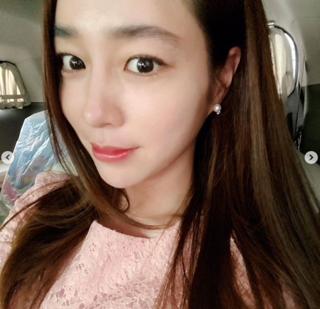 Actor Lee Min-jung has released Selfie for a long time.Lee Min-jung posted several photos on his Instagram on May 26 with an article entitled Now I see that I am so full of Sweet and sour pork pictures that I upload a selfie I took before and send down a food photo.Lee Min-jung in the photo is wearing a pink lace dress and leaving a selfie in the car.In the comfortable selfie photo, Lee Min-jungs shining skin and sculpture-like features shine.The beautiful visuals, which seemed to be a spring fairy, were followed by praise.The netizens left comments such as I bubbled my sisters face, I am so beautiful, and This is brighter than my future.Meanwhile, Lee Min-jung married Actor Lee Byung-hun in 2013 and has a son, Junhu, in his family.The two men have been married for more than a year since they started their public devotion in 2012, and the first meeting of these couples was reported to have been concluded in 2006.Lee Min-jung is currently showing a humanistic progress through tvN entertainment Upwriting Man.