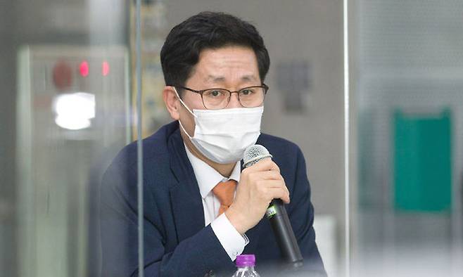 조경식 과학기술정보통신부 제2차관이 27일&nbsp;서울 서대문구 케이블TV협회에서 유료방송 유관 협회장 및 사업자 대표 등과 간담회를 갖고 현안에 대해 논의하고 있다. 연합뉴스