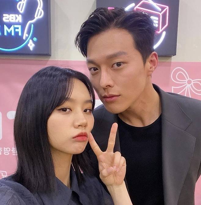 Actor Jang Ki-yong and Hyeri offered Perfect Match Chemie.On the 27th, I raised my volume. Instagram showed a selfie picture of Jang Ki-yong and Hyeri who appeared as guests.The two people in the photo stared at the camera with their faces close to each other and emit a thrilling atmosphere.Jang Ki-yong showed off her charisma by sporting a sleek jaw line, while Hyeri boasted immaculate skin and captivated her with pretty beauty.Meanwhile, TVNs drama The Falling Living Together, starring Jang Ki-yong and Lee Hye-Ri, is an inhuman romantic comedy based on Navers popular webtoon, based on 999-year-old Koo Mi-ho, Shin Woo-yi and Kool Nana, who were 99 years old and are living together due to beads.