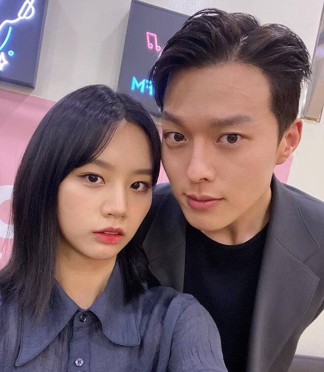 Actor Jang Ki-yong and Hyeri offered Perfect Match Chemie.On the 27th, I raised my volume. Instagram showed a selfie picture of Jang Ki-yong and Hyeri who appeared as guests.The two people in the photo stared at the camera with their faces close to each other and emit a thrilling atmosphere.Jang Ki-yong showed off her charisma by sporting a sleek jaw line, while Hyeri boasted immaculate skin and captivated her with pretty beauty.Meanwhile, TVNs drama The Falling Living Together, starring Jang Ki-yong and Lee Hye-Ri, is an inhuman romantic comedy based on Navers popular webtoon, based on 999-year-old Koo Mi-ho, Shin Woo-yi and Kool Nana, who were 99 years old and are living together due to beads.