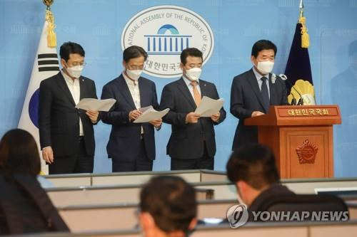 민주당 부동산특위 주택 공급·금융·세제 개선안 발표 (서울=연합뉴스) 하사헌 기자 = 김진표 더불어민주당 부동산특위 김진표 위원장과 위원들이  27일 서울 여의도 국회 소통관에서 주택 공급·금융·세제 개선안을 발표하고 있다.  2021.5.27      toadboy@yna.co.kr  (끝)