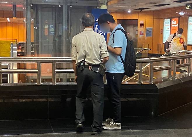 이 남성은 직원이 오기 전 휴대전화에 있는 사진과 영상을 삭제했다. (트위터 cathariiine 갈무리) © 뉴스1