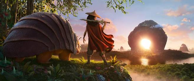 반짝이는 물방울과 노을 빛까지, 섬세하게 재현되었다. 〈라야와 마지막 드래곤〉 스틸.