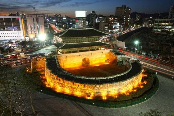 동대문의 본래 이름은 흥인지문(興仁之門)이다. 청계천이 동쪽으로 빠져나가는 자리라 도성의 좌청룡 기운이 약해 흥인문에 之를 끼워넣었다. 之는 ‘기운차게 이어지는 산맥’ 을 의미한다. [중앙포토]