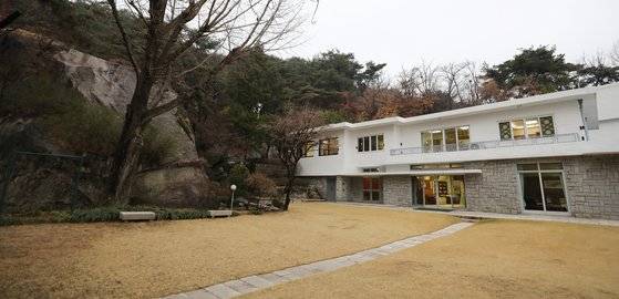 고 정주영 현대그룹 명예회장의 서울 종로구 청운동 자택. 인왕산 아래 있다. 왼쪽 웅장한 바위에는 양산동천(陽山洞天), 남거유거(南渠幽居) 글자가 새겨져 있다. 볕이 잘 들고 신선이 살 만큼 경치가 뛰어난 곳, 남거 장호진이 유거하는 집이라는 의미다. [연합뉴스]