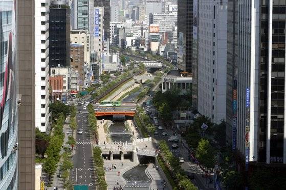 서울 도심의 상징이 된 청계천. 박정희 대통령 시절인 1970년대 말에 완전히 덮었다가 이명박 서울시장 때인 2005년에 복원을 마쳤다. 풍수에서 물은 재물을 상징한다. 김상선 기자