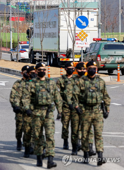 경북 안동 SK바이오사이언스 공장 주변에서 군 장병들이 경계 근무를 하고 있다. [사진 출처 = 연합뉴스]