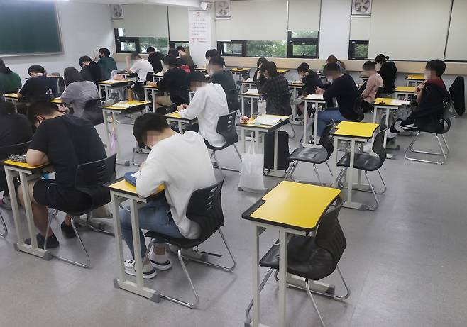 지난해 서울 동작구 노량진 대성학원에서 수험생들이 시험 준비를 하고 있는 모습. [연합]