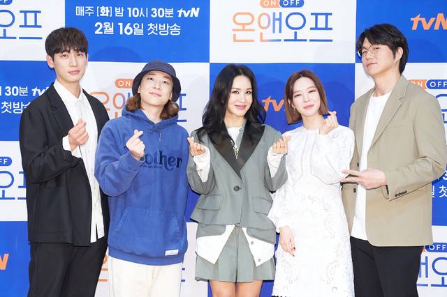 [서울=뉴시스] 15일 오전 진행된 tvN 예능물 '온앤오프' 온라인 제작발표회에 참석한 윤박, 넉살, 엄정화, 초아, 성시경. (사진 = tvN) photo@newsis.com