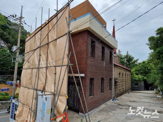 지난 12일 부산 아미동 은천교회 철거 직전 모습. 박진홍 기자