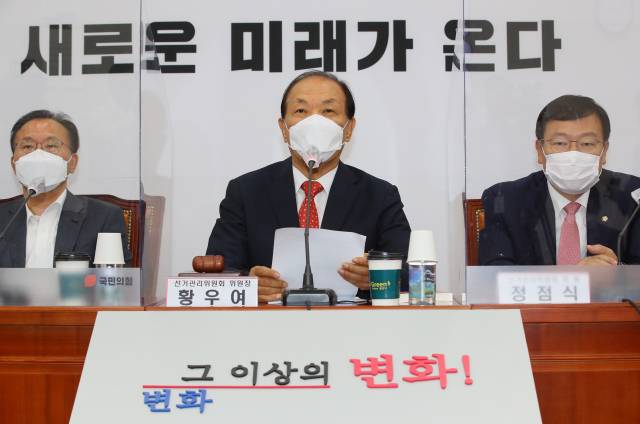 ▲국민의힘 황우여 선거관리위원장(가운데)이 28일 국회에서 열린 당 대표 예비경선 결과 발표에서 나경원,이준석, 조경태,주호영, 홍문표 5명의 본선 진출자 명단(가나다 순)을 발표하고 있다. ⓒ연합뉴스