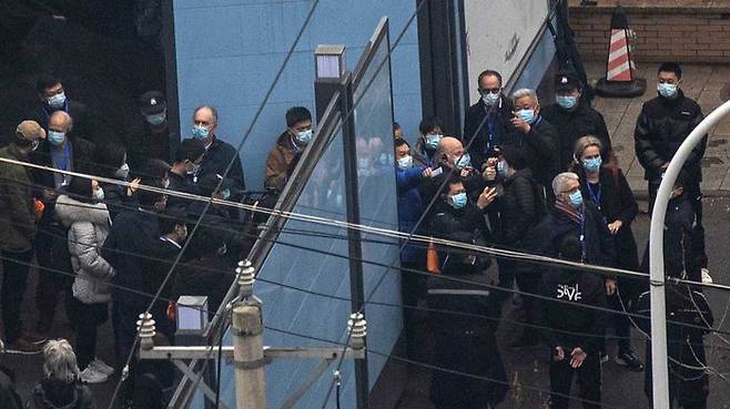 지난 2월 중국 우한 시장 방문하는 WHO '코로나19 기원조사팀'