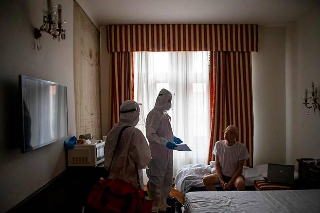 팬데믹을 거치면서 홈리스라는 사회문제가 이전보다 더 부각되었다. 위는 3월1일 코로나19로 격리 중인 노숙인이 묵고 있는 체코 프라하의 한 호텔. ⓒEPA