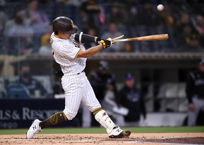 샌디에이고 파드레스의 유격수 김하성의 배트가 타격중 부서지고 있다. USA TODAY Sports