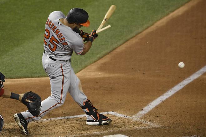 볼티모어 오리올스의 앤서니 산탄데르가 지난 21일(현지시간) 워싱턴에서 열린 워싱턴 내셔널스와의 경기 9회에서 배트가 부서지는 타격을 하고 있다. AP|연합뉴스