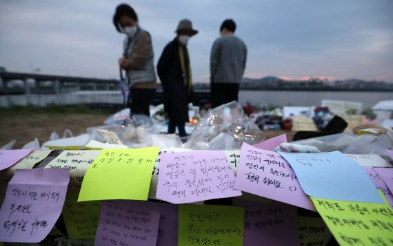 지난 23일 오후 서울 서초구 반포한강공원 수상택시 승강장 인근 故 손정민씨 추모 공간에 시민들의 발길이 이어지고 있다. /사진=뉴스1