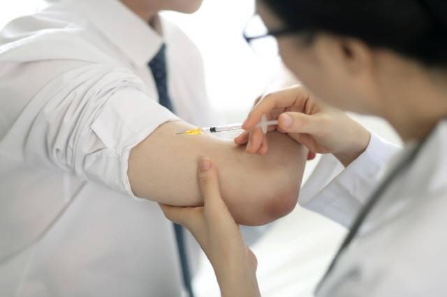 주사는 종류별로 문지르거나 누르기만 하는 등 대처법이 모두 다르다./클립아트코리아