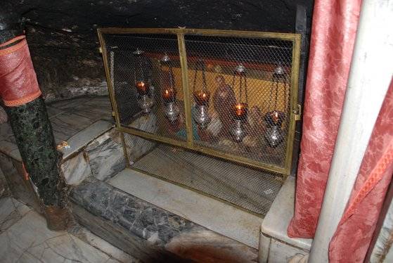 아기 예수를 눕혔다고 전해지는 말 구유가 있던 장소다. 지금은 그 위에 초를 켜놓고 있다.