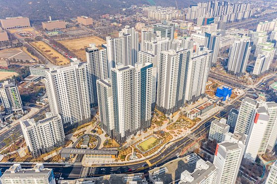 과천 재건축 단지들에서 부정청약 등으로 계약이 해지된 물량이 새 주인을 찾아 나선다. 전용 84㎡ 기준으로 10억원 정도의 시세차익을 기대할 수 있다. 사진은 옛 2단지를 재건축해 올해 초 입주한 과천위버필드.