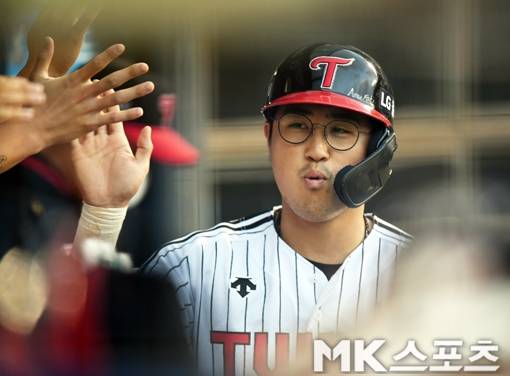 28일 오후 잠실야구장에서 2021 KBO리그 키움 히어로즈와 LG 트윈스의 경기가 벌어졌다. 2회말 1사 3루에서 LG 3루 주자 채은성이 유강남의 안타 때 득점한 후 동료들과 하이파이브를 나누고 있다. 채은성은 안타로 출루한 후 2루 도루와 3루 도루에 연이어 성공했다. 사진(서울 잠실)=김재현 기자