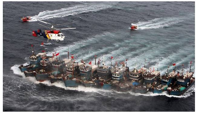 서해 5도는 군사적 충돌 위기나 불법 조업 단속 때나 일시적으로 관심을 받곤 했는데 이 수역을 평화롭고 안전하게 관리하며 경제적 이익을 극대화하는 쪽으로 나아가야 한다는 목소리가 나오고 있다. 사진은 중부지방해양경찰청의 중국 어선 단속 모습.　연합뉴스 자료사진